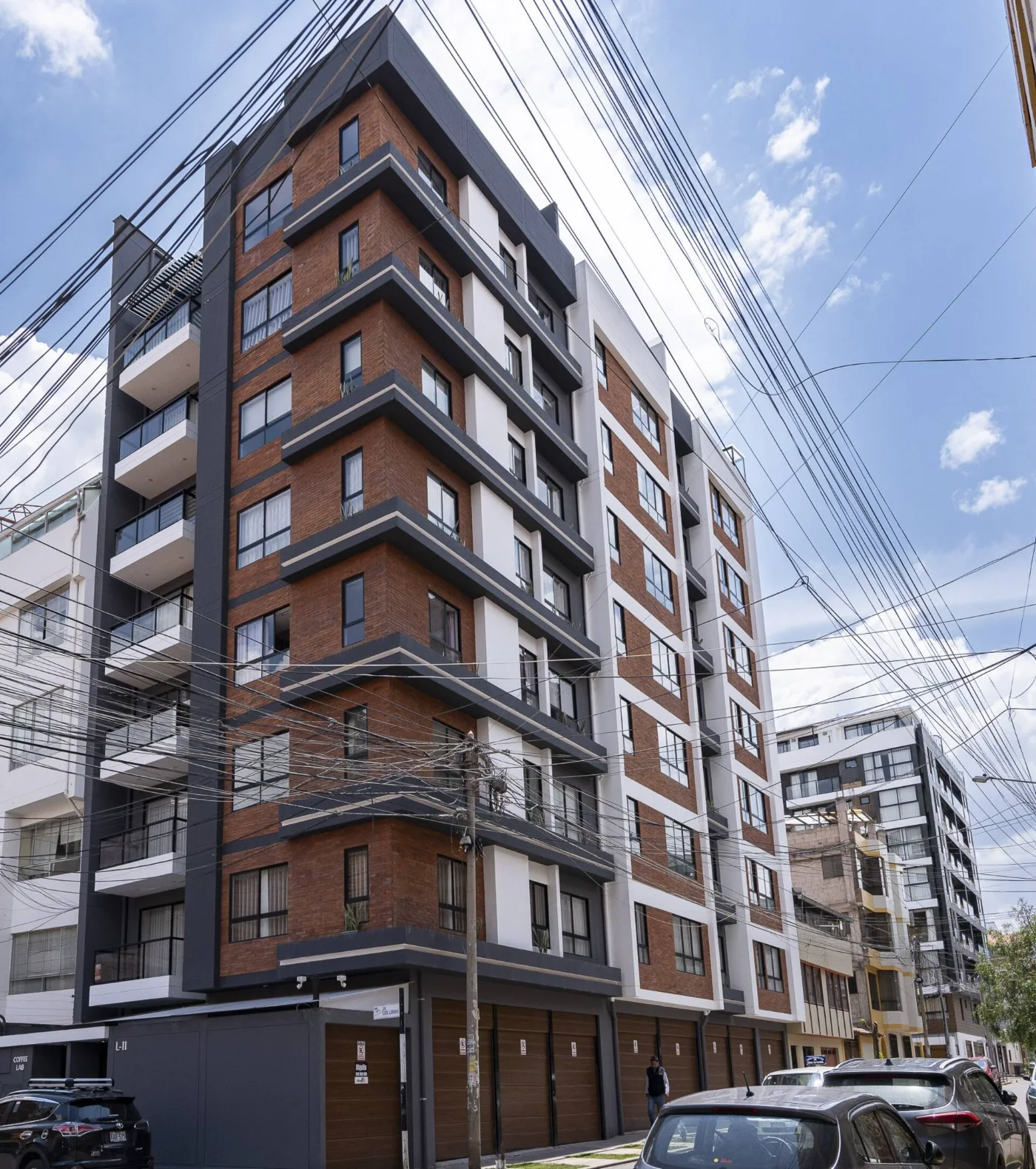 El edificio en su calle
